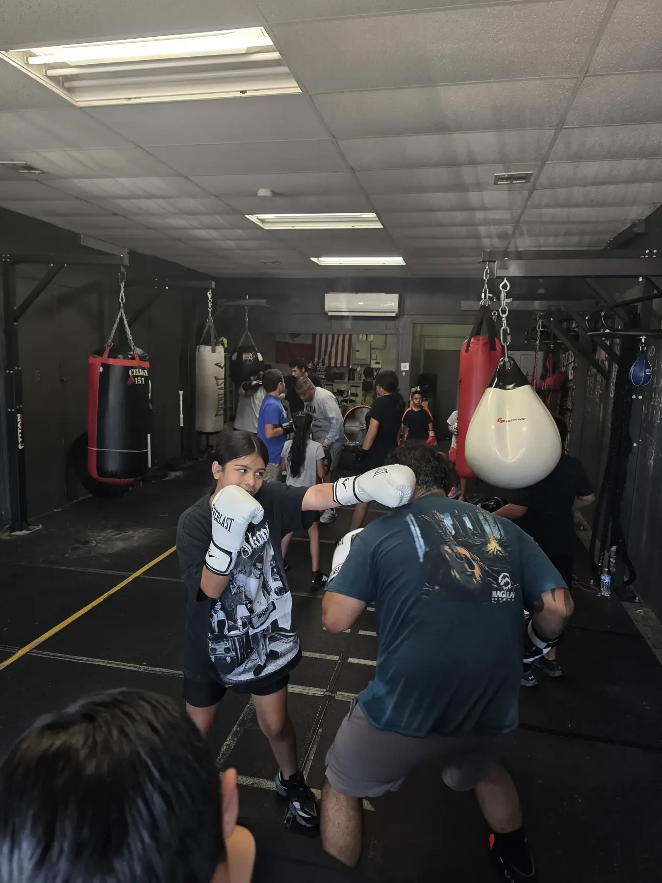 Young people train together during an active Celda 151 boxing session